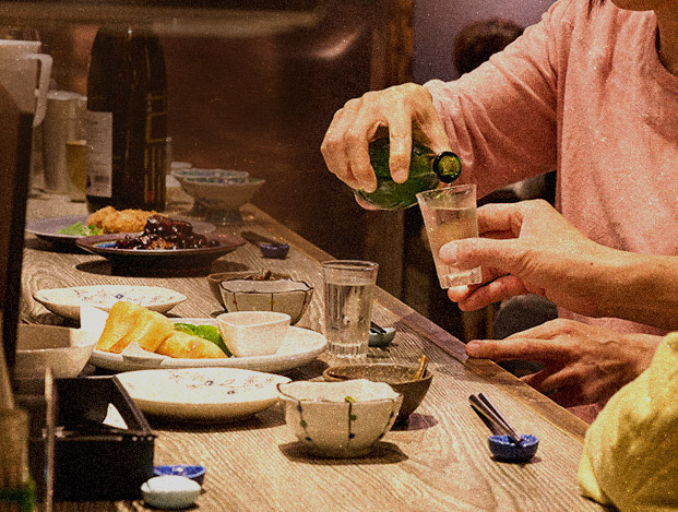 日本酒つぐ